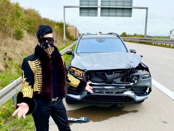 Star-Designer Harald Glööckler vor seinem zerstörtem Auto: Sein Wagen war auf der Autobahn gegen einen Lastwagen geknallt.
