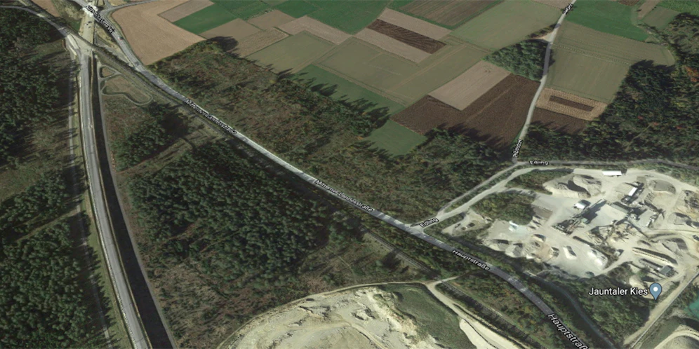 Kurz vor dem Ortsgebiet Mittlern kam das Fahrzeug aus bislang unbekannter Ursache rechts von der Fahrbahn ab und prallte frontal gegen einen Baum.