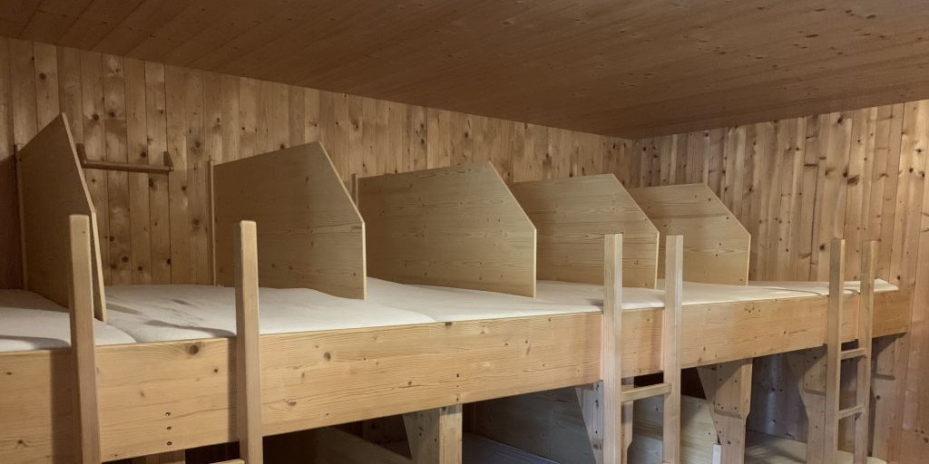 Matratzenlager mit Trennwänden in der Lizumer Hütte, Tuxer Alpen (Tirol)