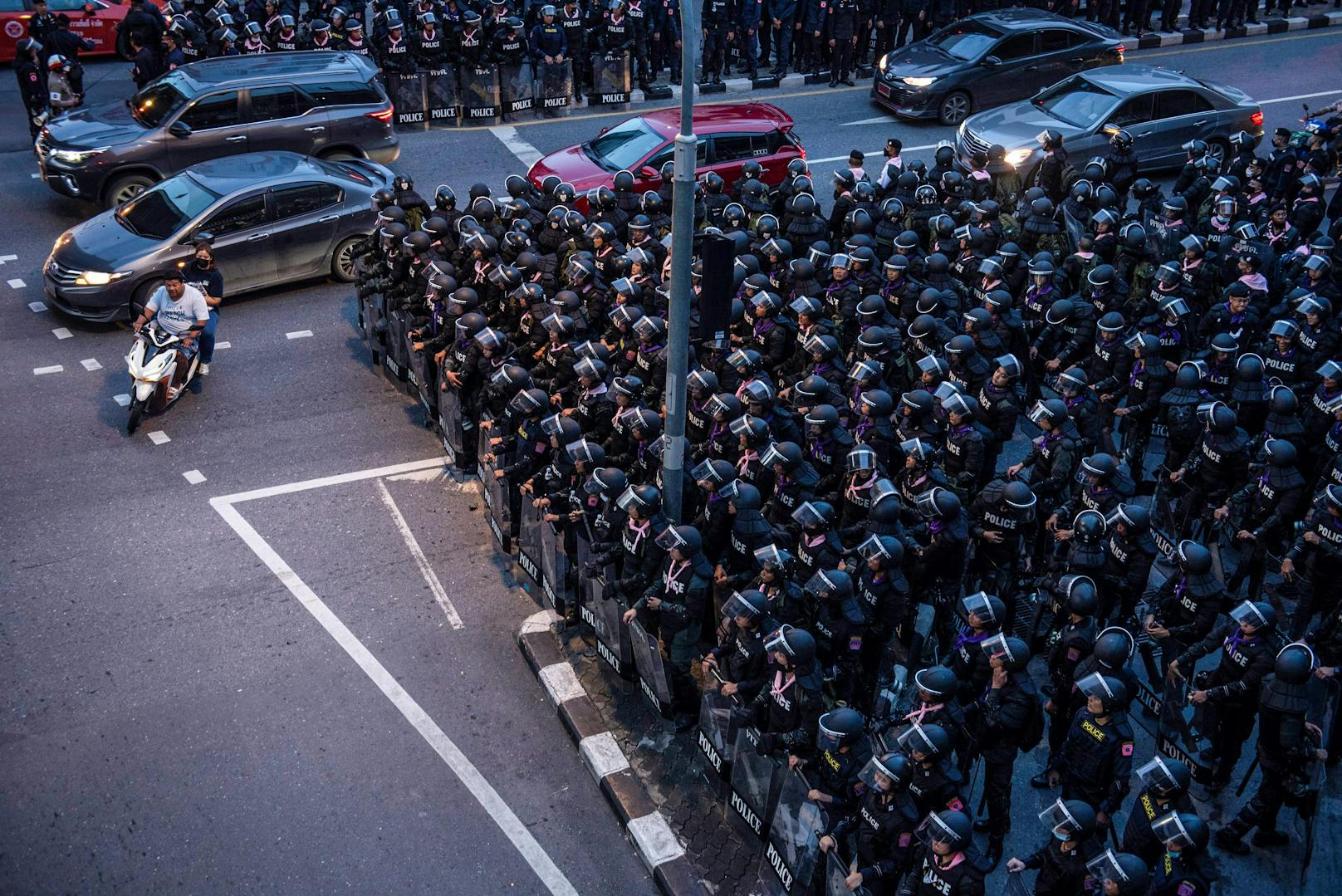 Nach der jüngsten Massendemonstration in Bangkok greift die Regierung Thailands durch.