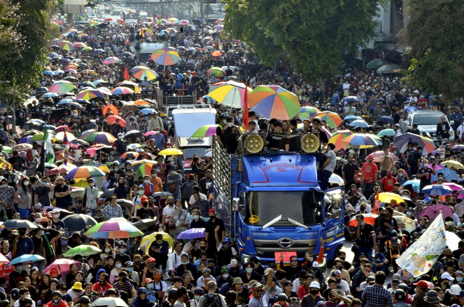 Ausnahmezustand nach Massendemo in Bangkok