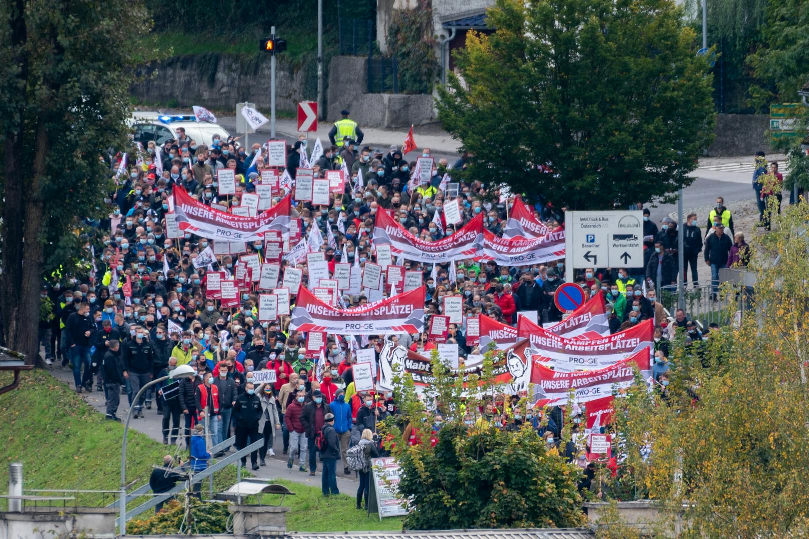 In Steyr demonstrierten 4.000 MAN-Beschäftigte gegen Schließungspläne.