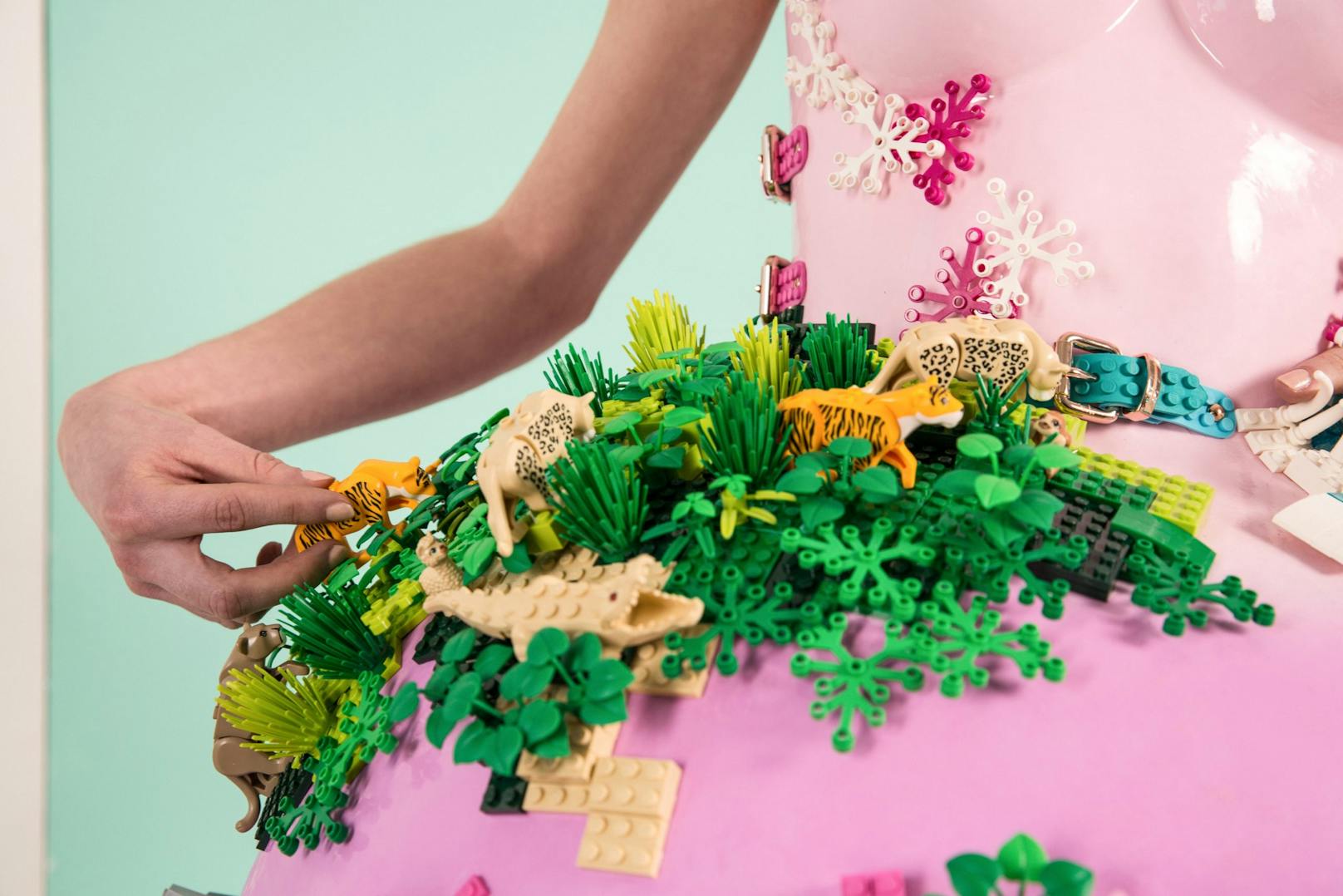 Für die neue Lego-Kampagne "Rebuild the World" entwirft die österreichische Modedesignerin Marina Hoermanseder ein Lego-Kleid.