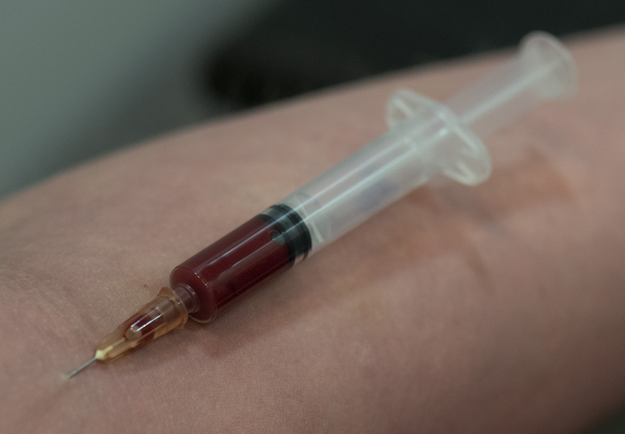 Heute.at - Passagier setzt sich in Zug auf liegengelassene Spritze