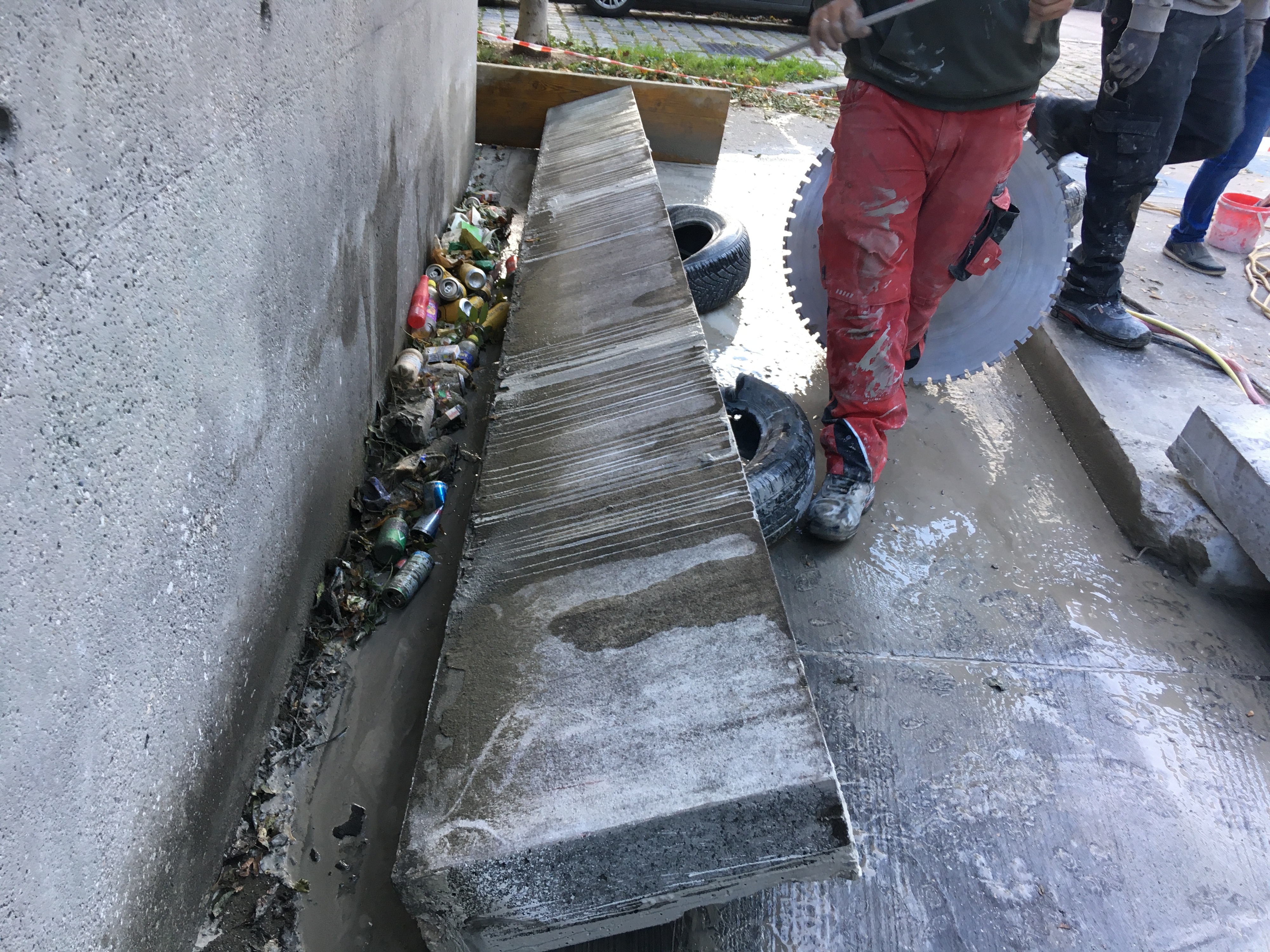 Die Burghauptmannschaft zog die Reißleine und entferne nun die "Party-Bank".