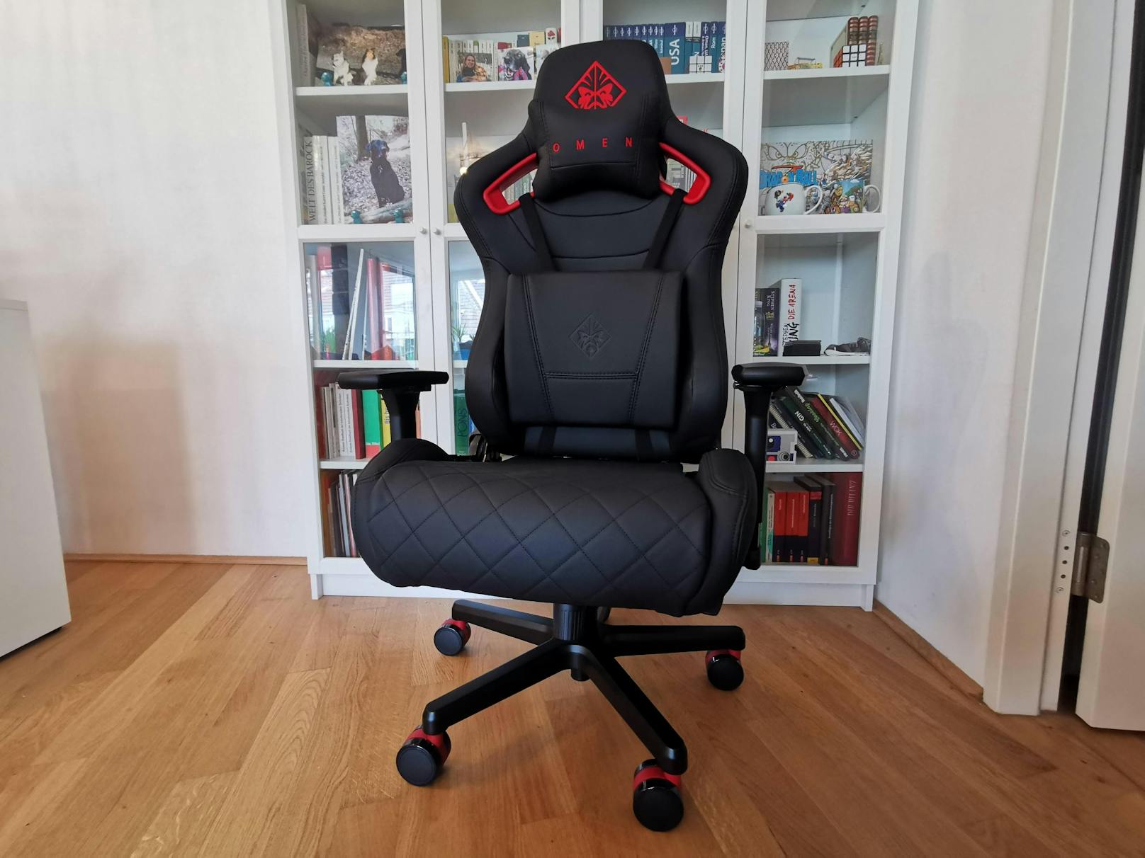 Farblich gibt es derzeit nur eine Kombination: Schwarzer Stuhl, rote Design-Elemente – so wie man es von den meisten Produkten der Omen-Serie kennt.