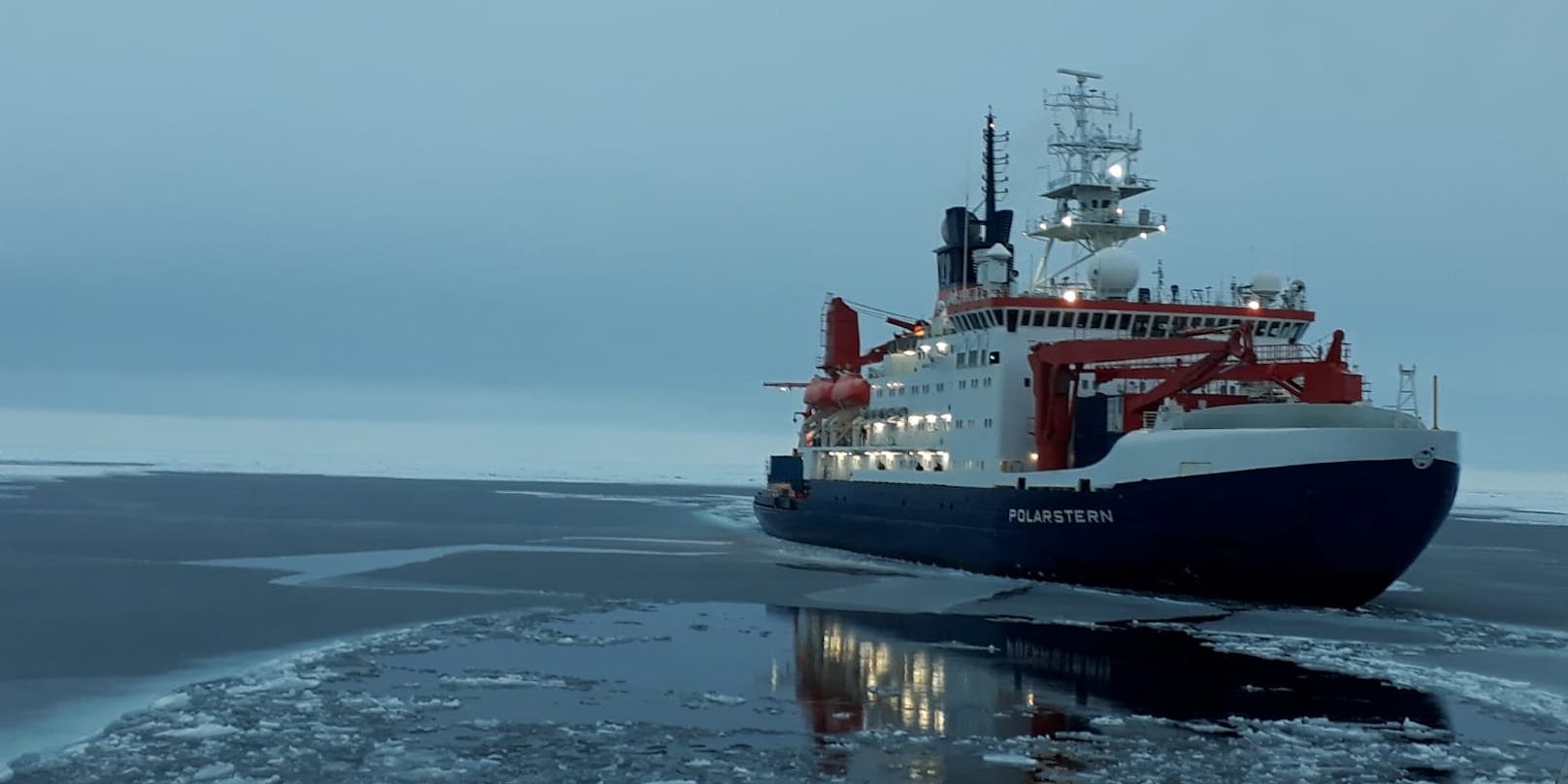 Die "Polarstern" trieb angedockt an eine Eisscholle durchs Meer.