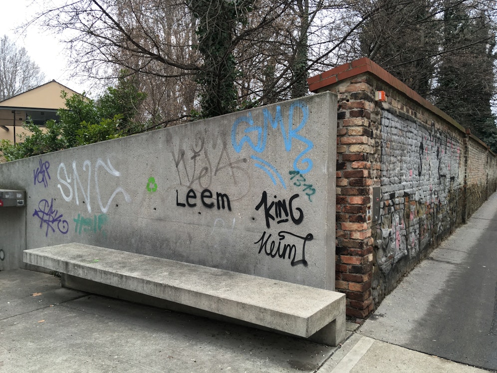 Diese Bank beim Wiener Augarten wurde zur Party-Location. Viel Müll, Lärm und Vandalismus inklusive.