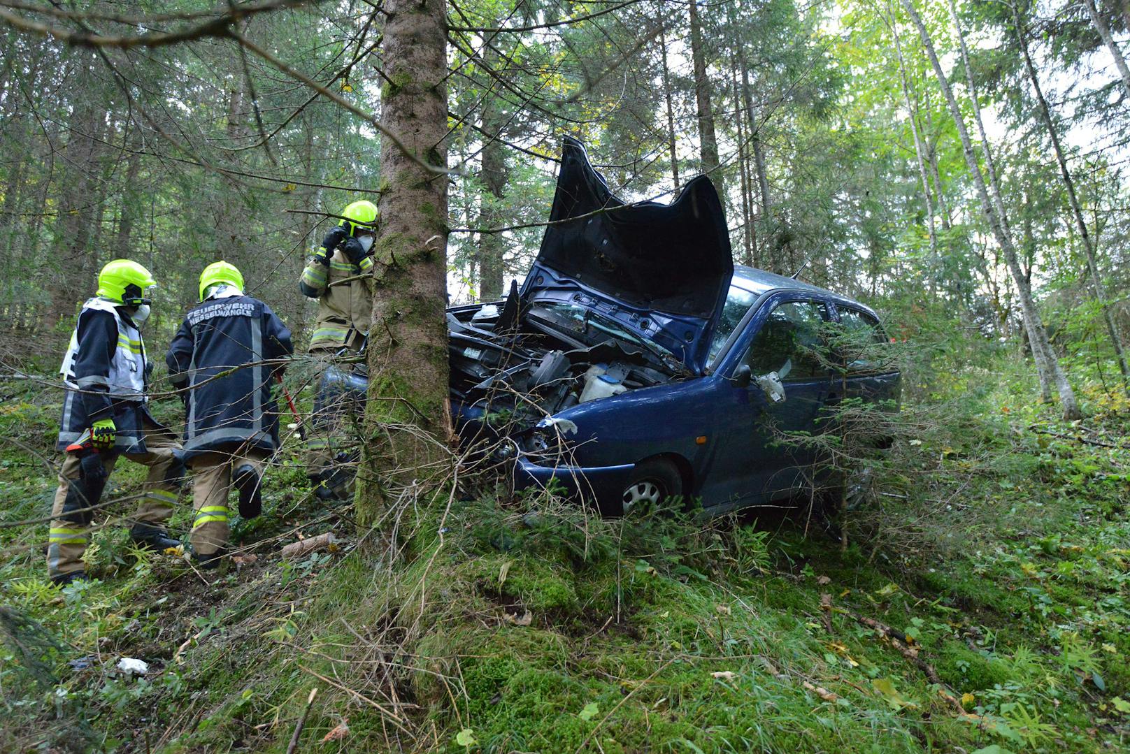 Die 17-jährige Autofahrerin kam in Weißenbach am Lech von der Fahrbahn ab und stürzte einige Meter über die Straßenböschung ab.