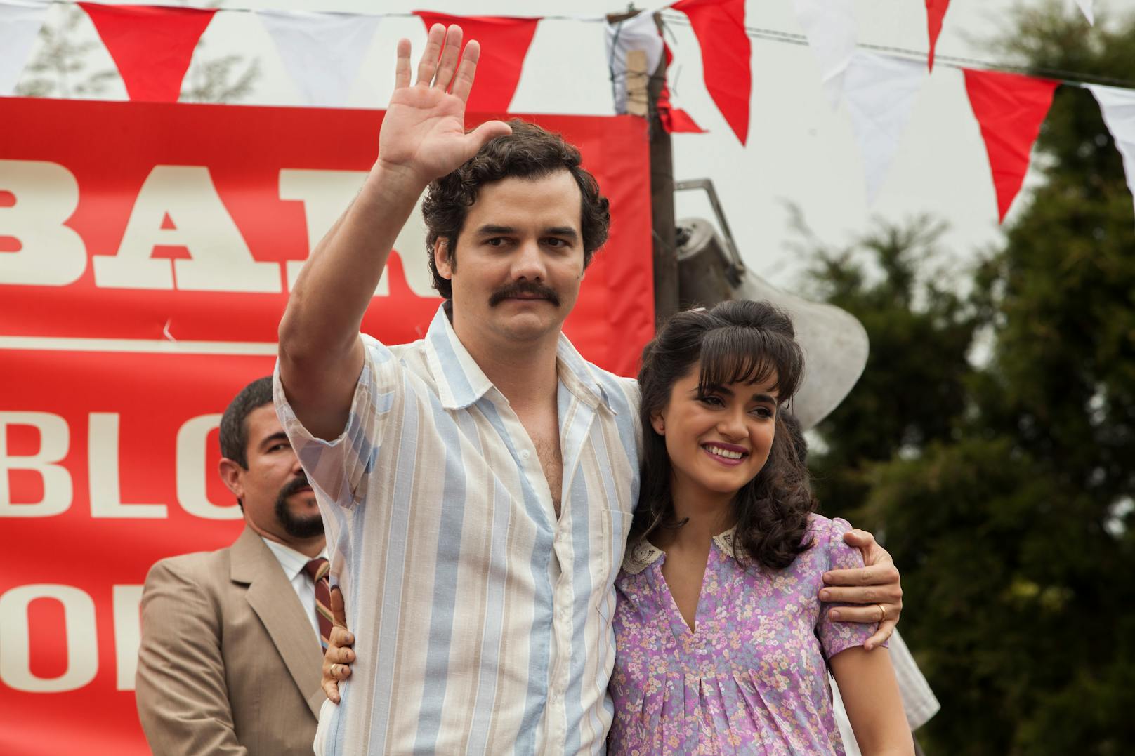 <strong>"Narcos"</strong> auf Netflix: Den kolumbianischen. Drogenbarons Pablo Escobar gab es wirklich. Das von ihm angeführte Medellin-Kartell kontrollierte in den 80er Jahren rund 80 Prozent des amerikanischen Drogenmarktes.