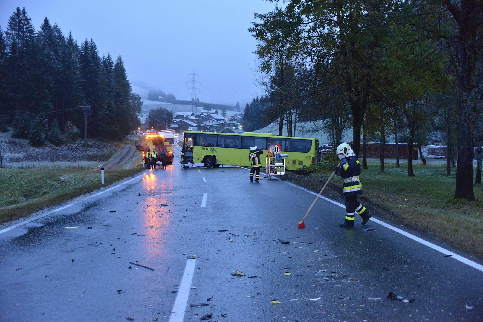 Schwerer Unfall am Freitag auf der Fernpassstraße bei Bichlbach: Ein Lenker geriet über die Fahrbahnmitte und kollidierte mit einem Linienbus.