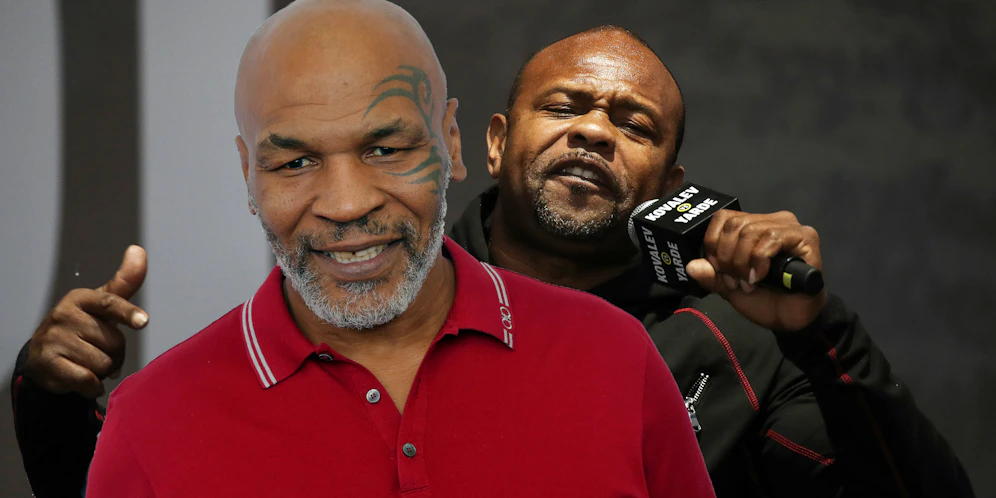 Mike Tyson feiert gegen Roy Jones Jr sein Comeback im Ring.