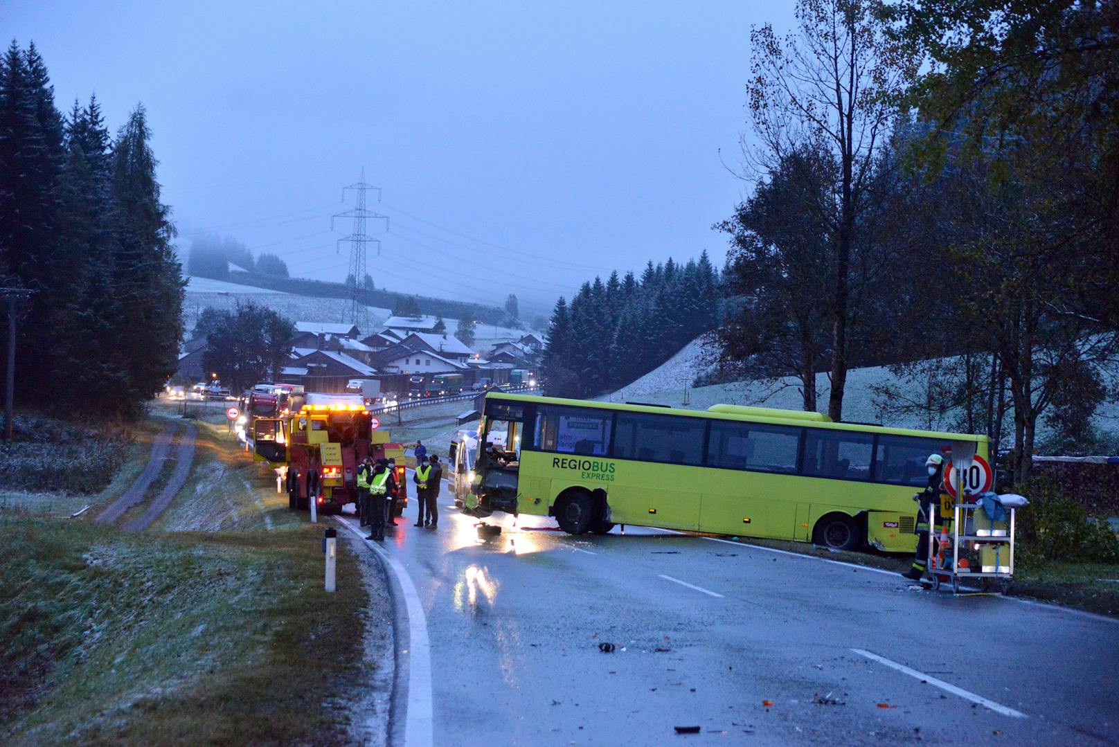 Schwerer Unfall am Freitag auf der Fernpassstraße bei Bichlbach: Ein Lenker geriet über die Fahrbahnmitte und kollidierte mit einem Linienbus.