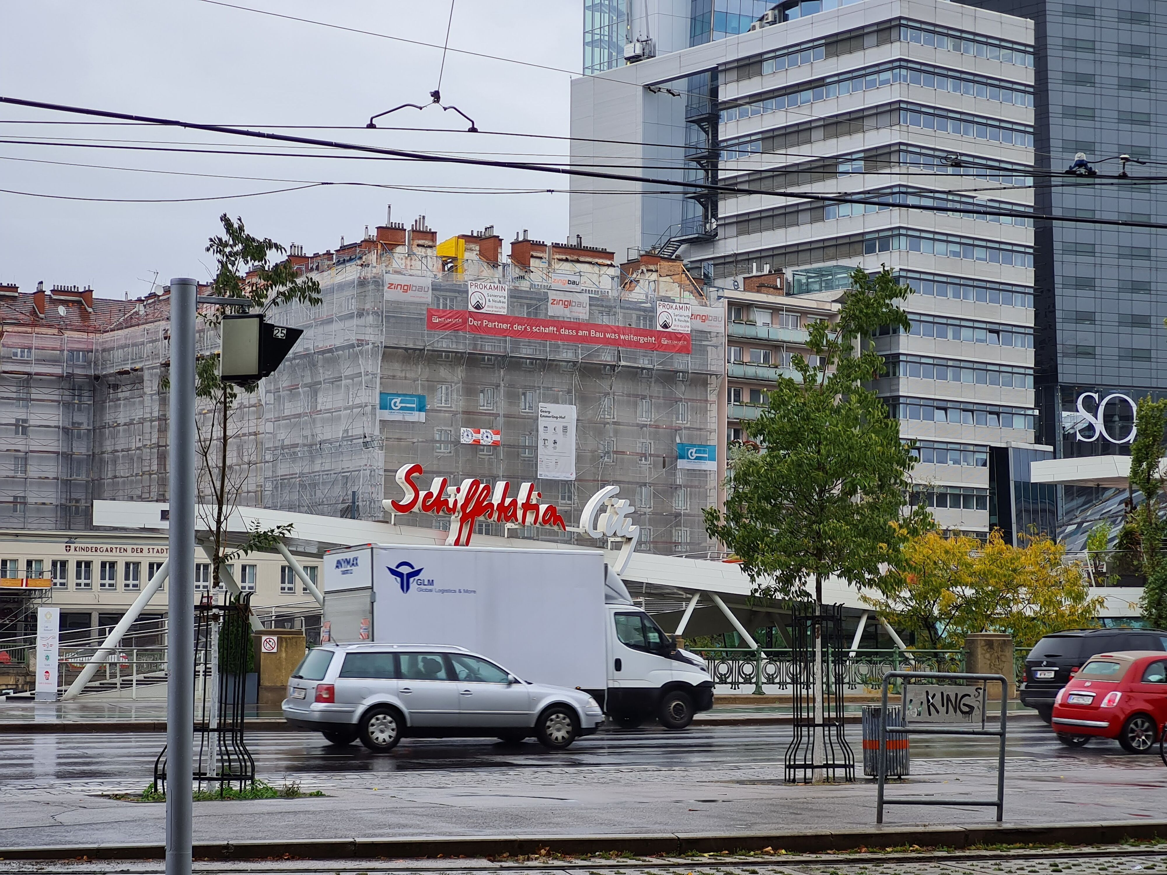 Zoom-Aufnahme (3-fach). Selbst fahrende Autos erscheinen noch scharf.