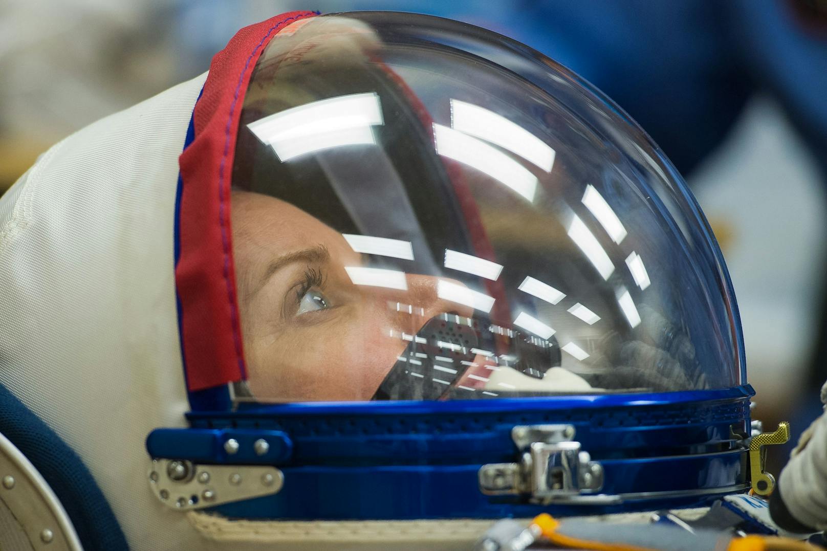 NASA-Astronautin Kate Rubins bereitet sich am 14. Oktober 2020 auf ihren Start zur ISS an Bord einer russischen Sojus-Rakete vor.