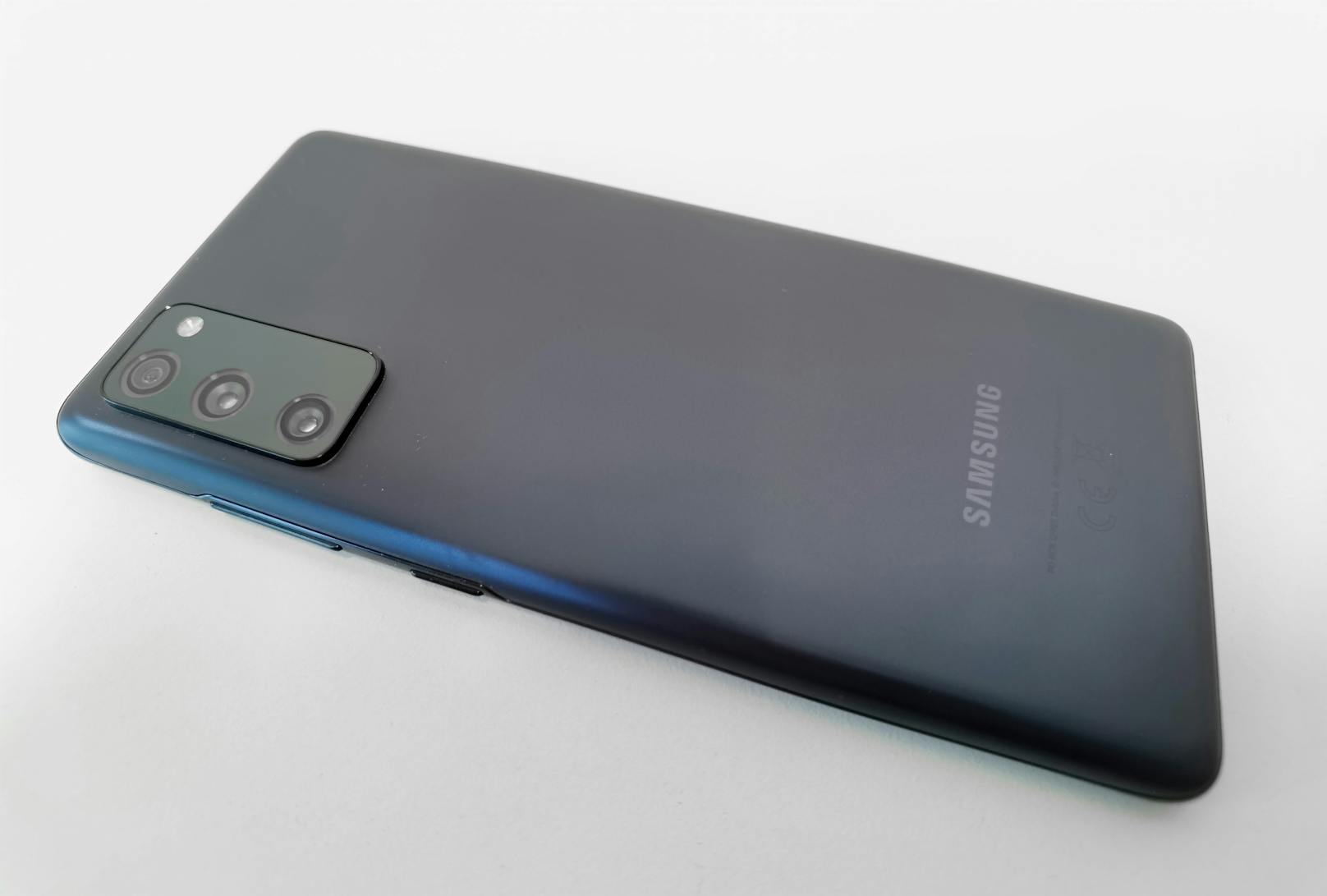 Farben, Technik, Leistung und Kamera machen das Samsung Galaxy S20 FE zu einem der spannendsten Smartphones des Jahres 2020, dem beim Preis-Leistungs-Verhältnis derzeit kein anderes Handy auch nur nahekommen kann.