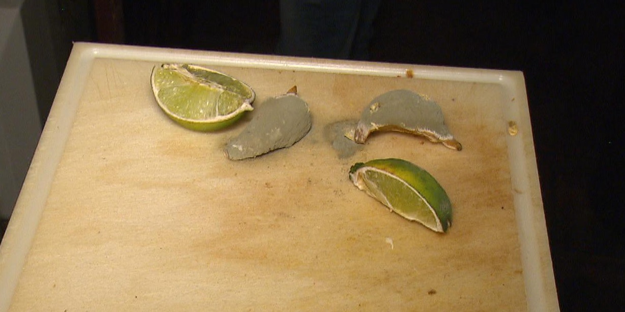 Ein Grazer Nachtlokal pfeift auf Hygiene und Sauberkeit: Auf einem dreckigen Schneidbrett schimmeln Limetten fröhlich vor sich hin.