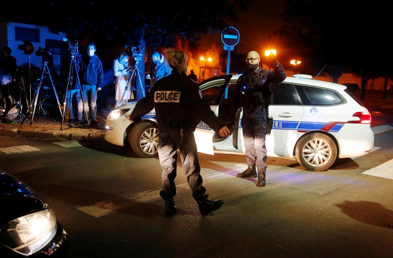 Das Opfer wurde am Freitagnachmittag in Conflans-Sainte-Honorine nordwestlich von Paris auf der Straße angegriffen.