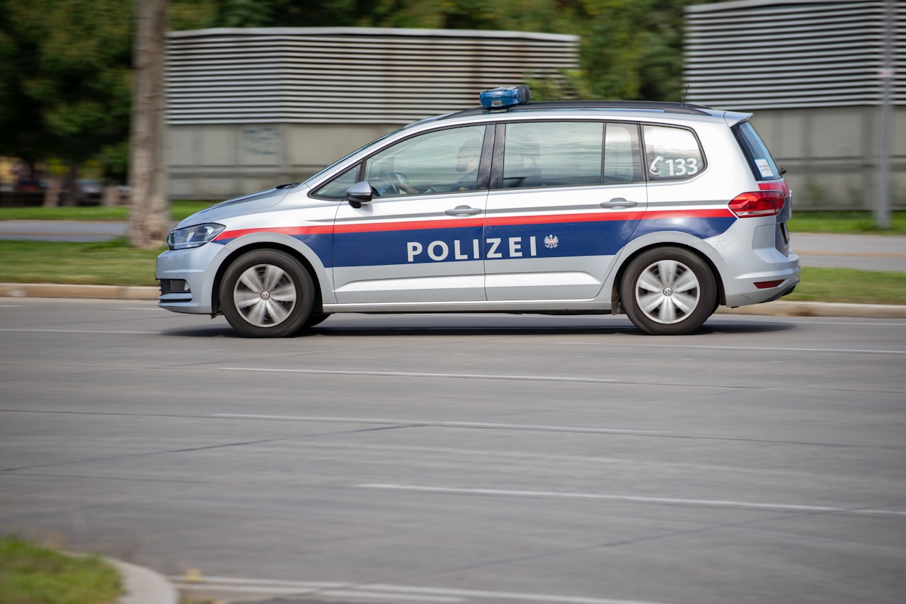 Heute.at - Steirer wählt Notruf, wirft Bierflasche auf Polizeiauto