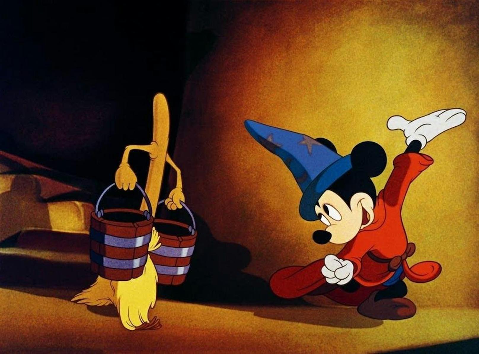 Ebenso wie der Micky-Mouse-Klassiker "Fantasia" (1940). Der Film gilt bereits seit den 1960ern als problematisch: Mehrfach wurden in den letzten Jahrzehnten Szenen herausgeschnitten, bevor der Film neu veröffentlicht wurde.