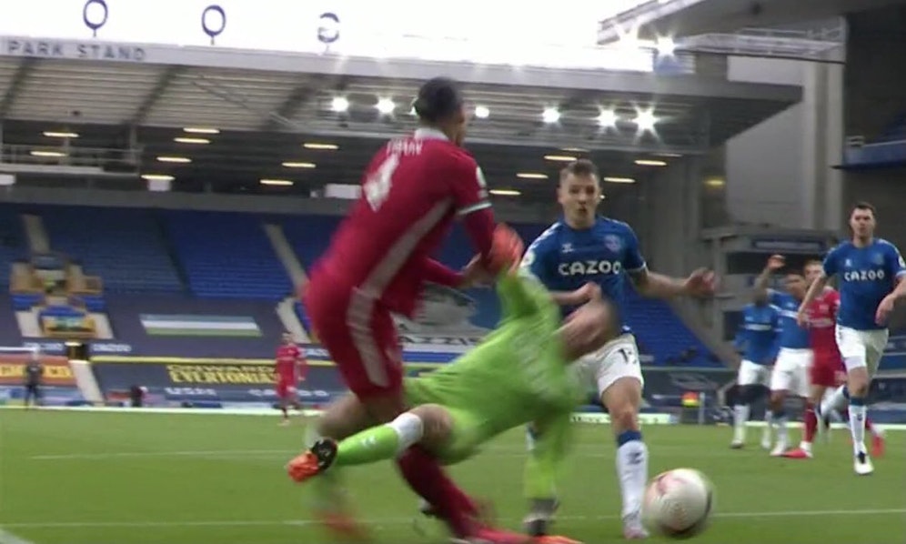 Jordan Pickford schnitzt Virgil Van Dijk um