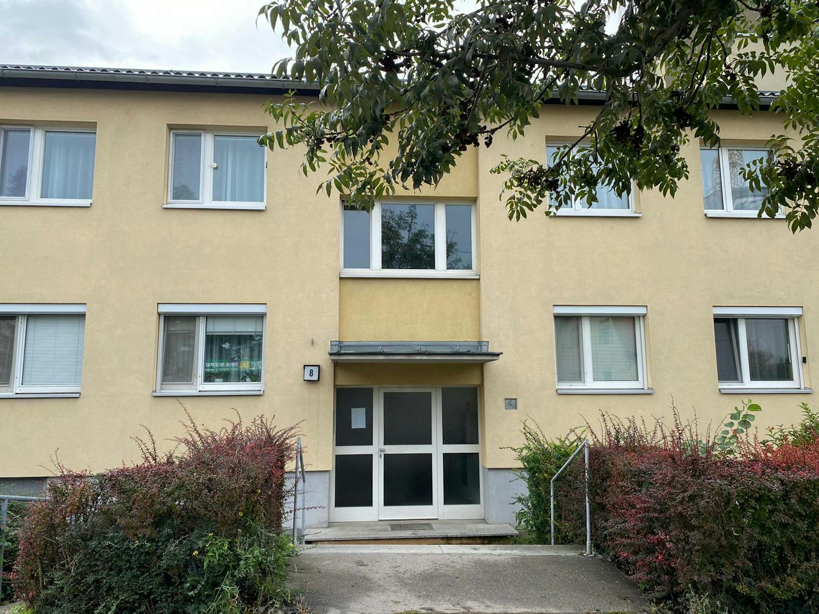 Eine 31-Jährige soll in ihrer Wohnung nahe Kagraner Platz in Wien ihre drei Kinder getötet haben.