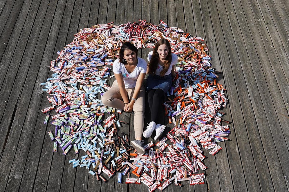 Roswitha Enzelberger und Kathrin Heim verteilen die Riegel.