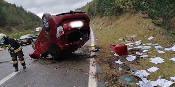 Der Toyota blieb am Dach liegen.