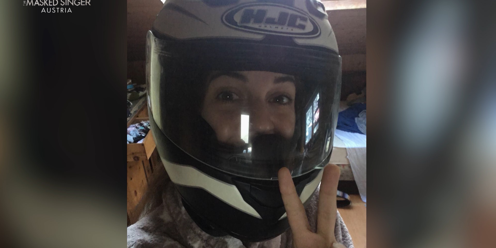Mithilfe eines Motorradhelms bereitet sich Nadine Beiler auf den Auftritt unter der Maske vor. 