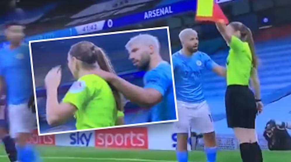 Sergio Aguero im Clinch mit Sian Massey-Ellis.