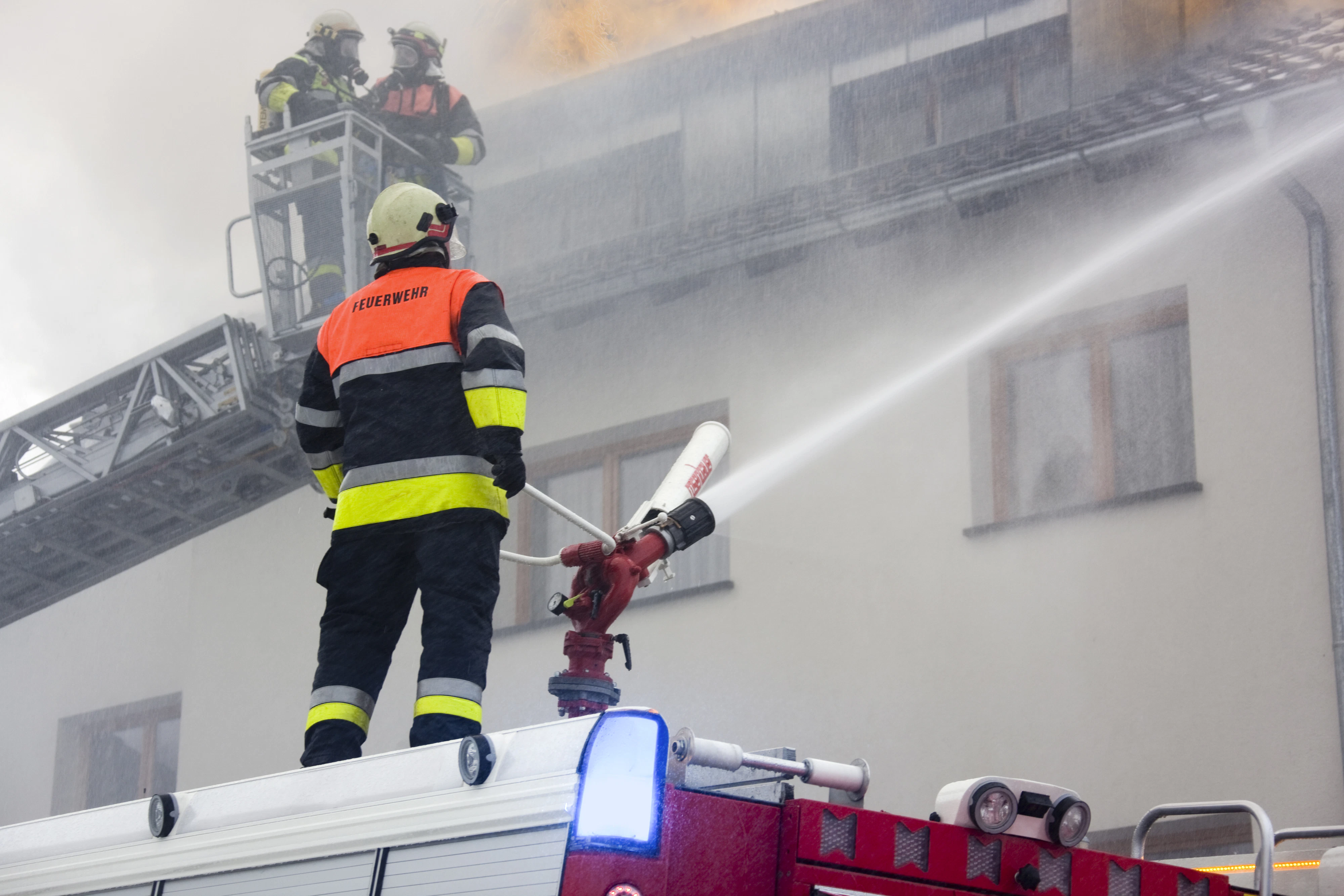 Drei in der Wohnung befindliche Katzen konnten nach kurzer Suchaktion durch die Feuerwehr unverletzt gerettet werden.