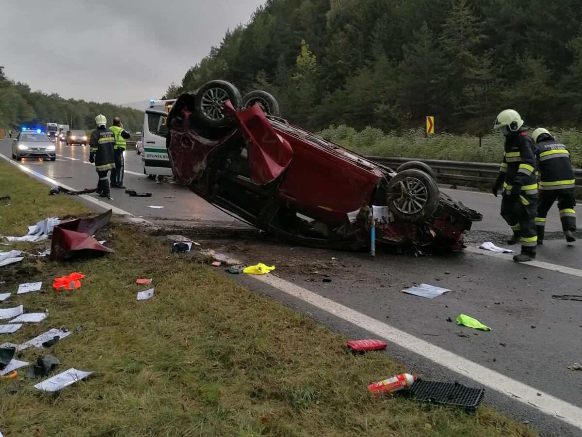 Der Toyota blieb am Dach liegen.