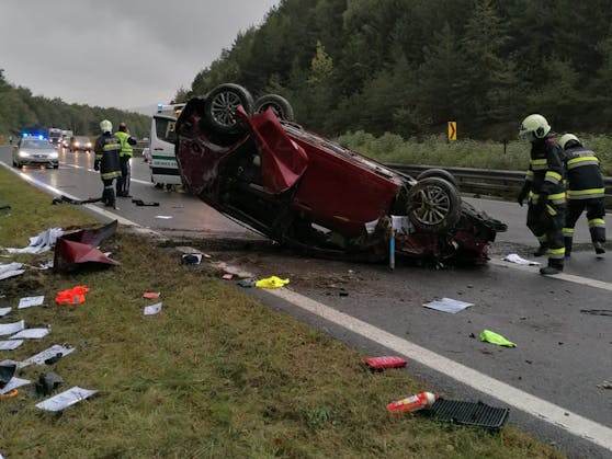 Der Toyota blieb am Dach liegen.