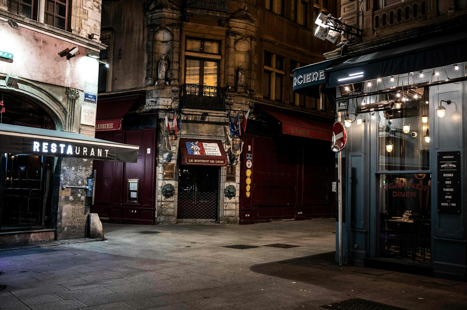 Gähnende Leere auf den Straßen von Paris nach der Einführung der nächtlichen Ausgangssperre