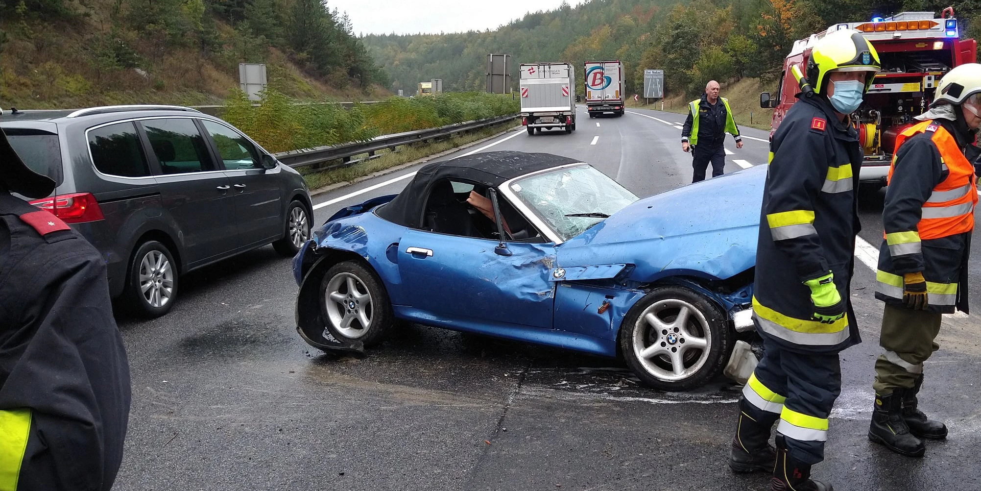 Das Cabrio kam auf den Rädern zum Stillstand.