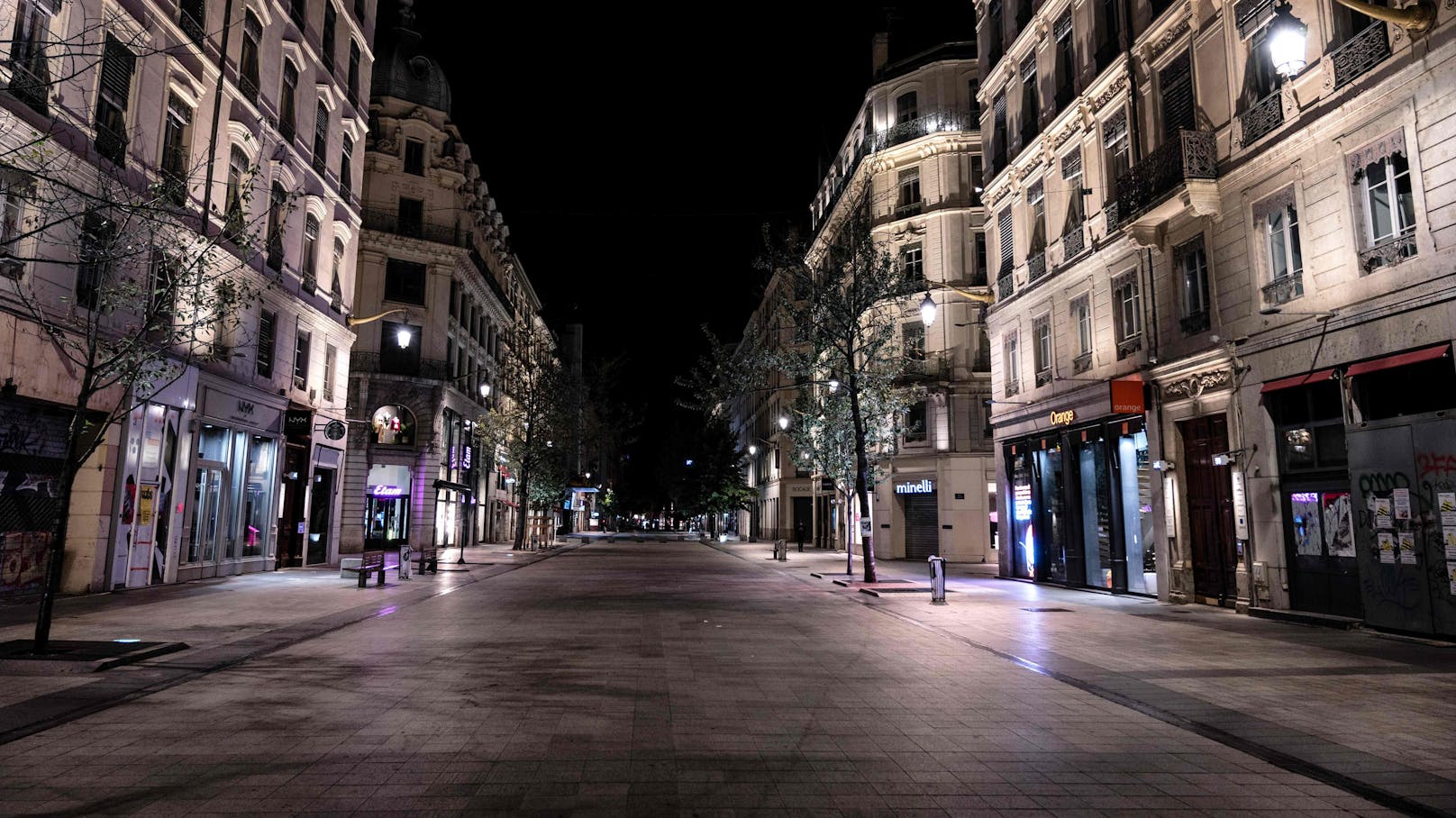 Gähnende Leere auf den Straßen von Paris nach der Einführung der nächtlichen Ausgangssperre