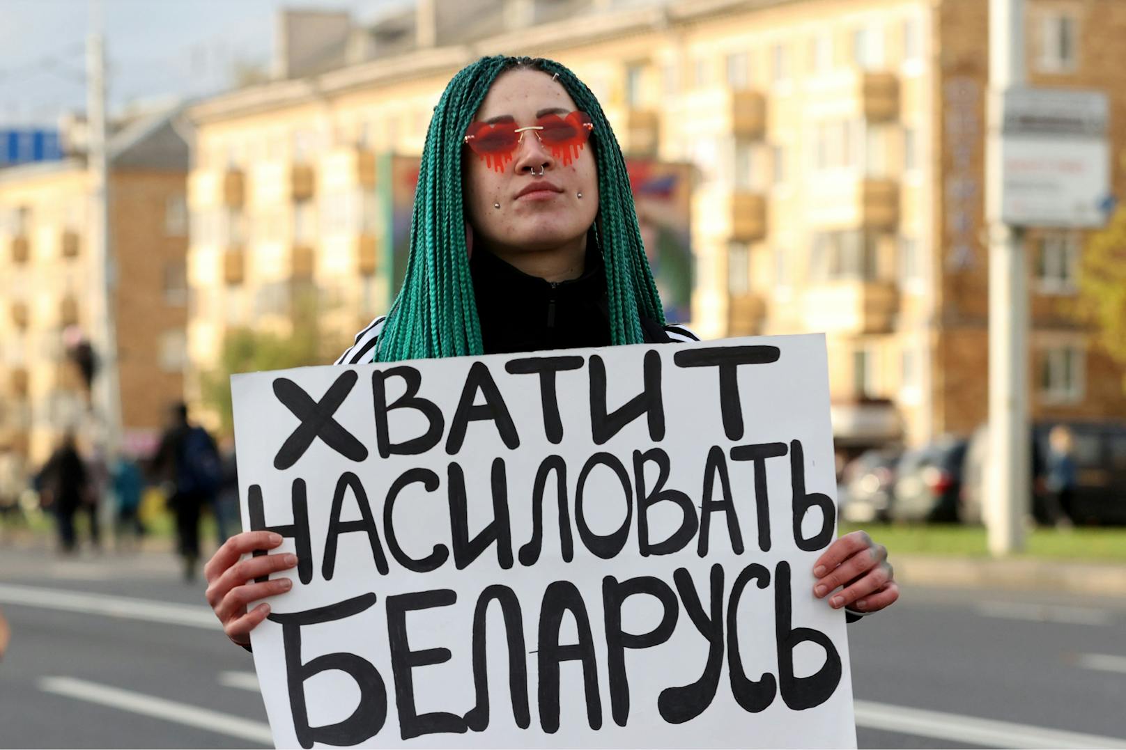 Eine Demonstrantin fordert: "Stoppt die Vergewaltigung von Belarus"