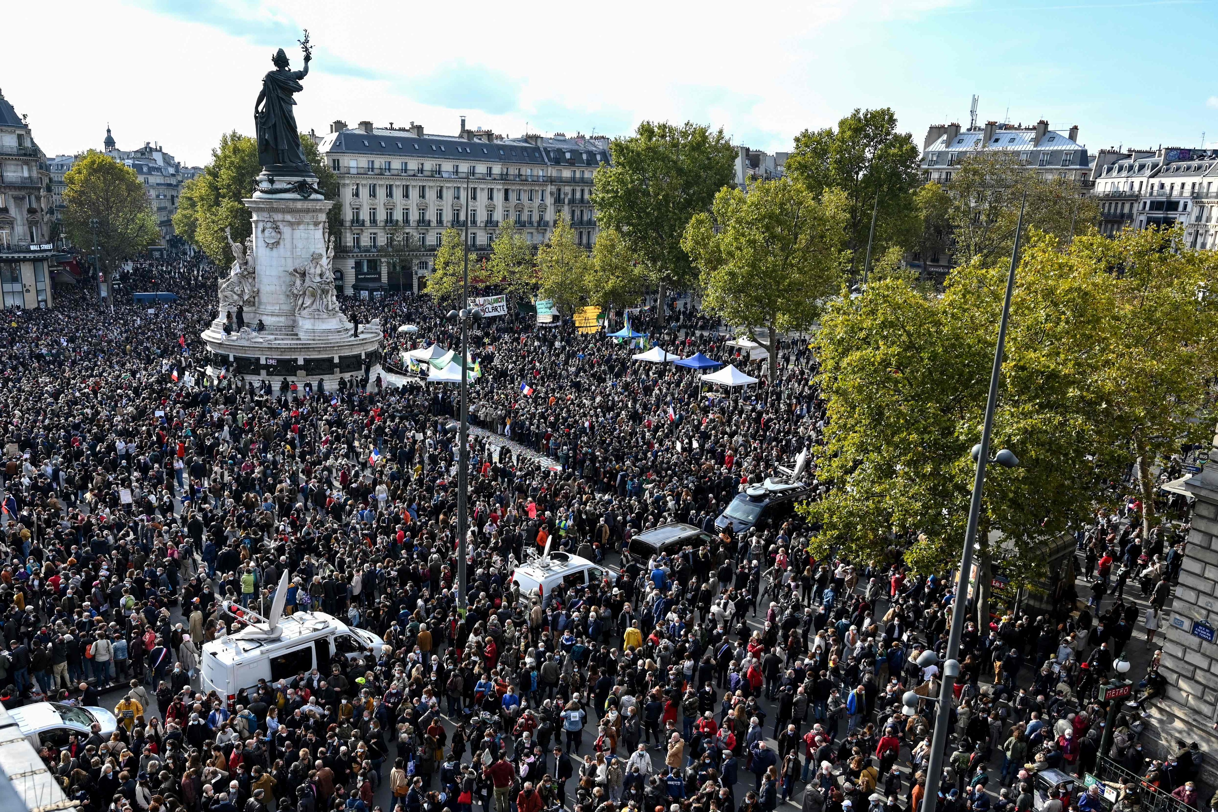 Um 15 Uhr klatschten die Menschen minutenlang auf der Place de la République im Osten der Innenstadt.