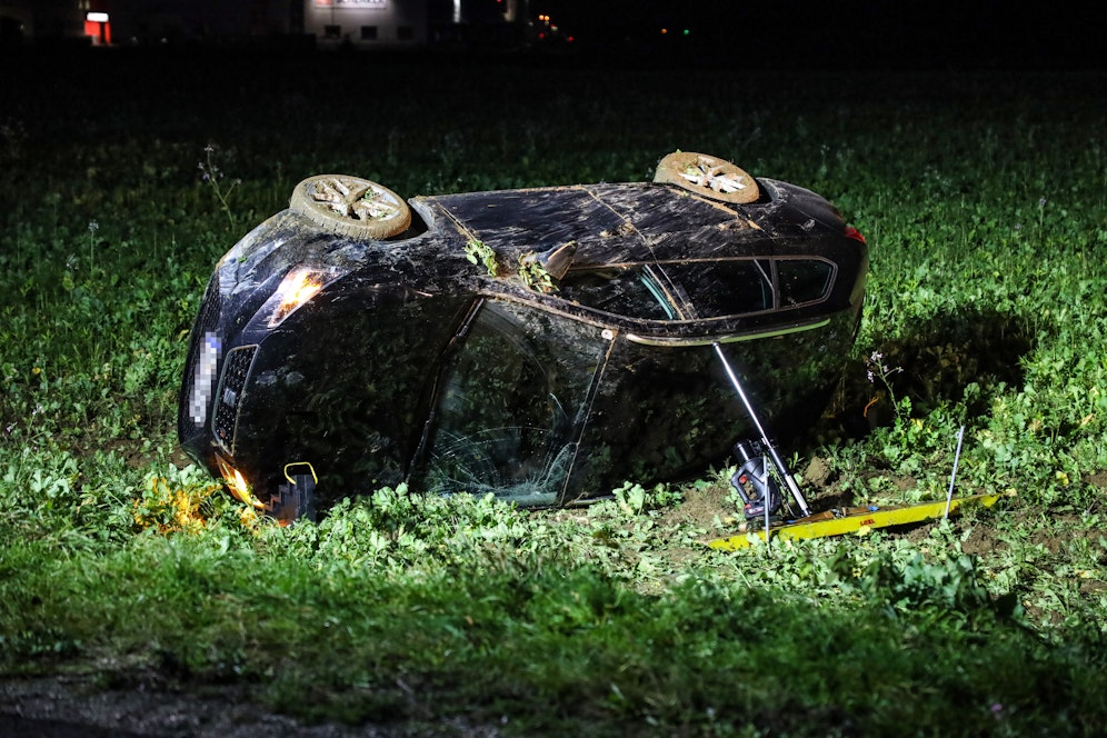 Der Wagen kam in einem Feld schließlich zum Liegen.