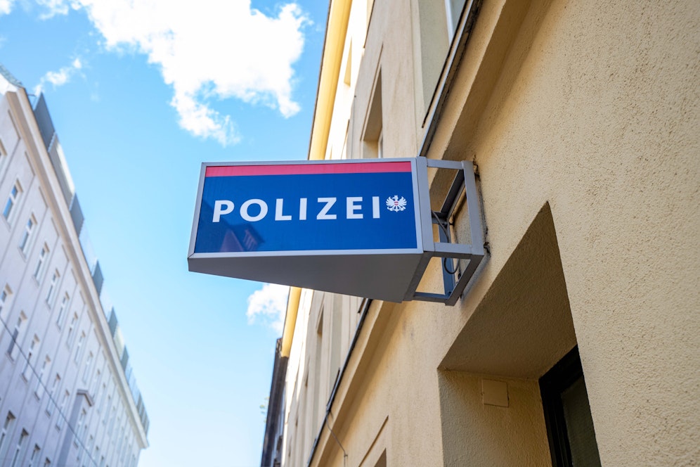 Der Schwarzfahrer fuhr mit dem Auto selbst zur Polizeiinspektion.