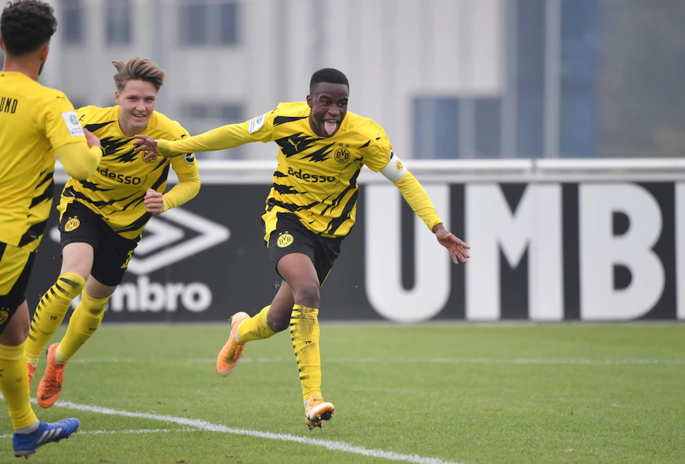 Moukoko wurde von Schalke-Fans rassistisch beleidigt.&nbsp;