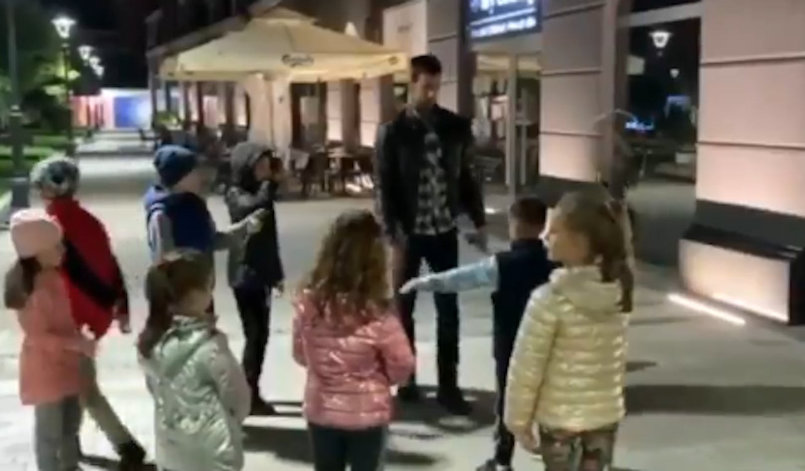 Novak Djokovic mit einem spontanen Tennis-Kurs für Kinder in Belgrad.