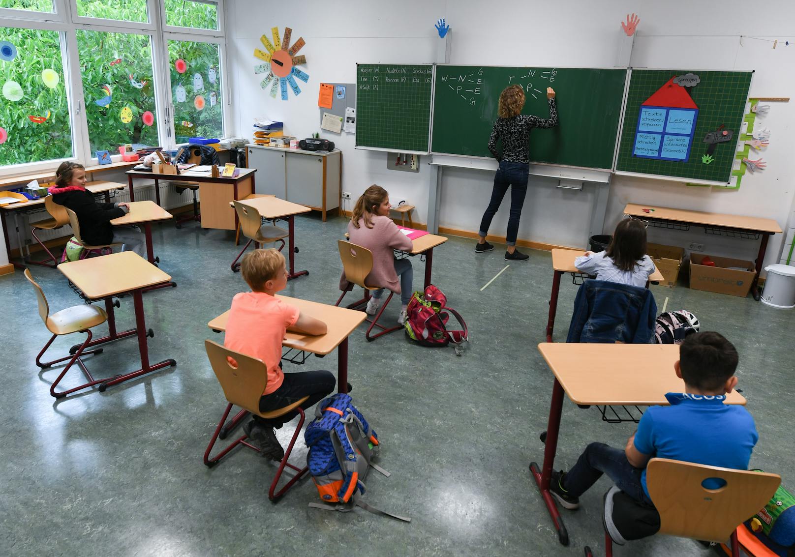 Eltern von Schulkindern im Pflichtschulalter können nun einen 150-Euro-Bonus beantragen.
