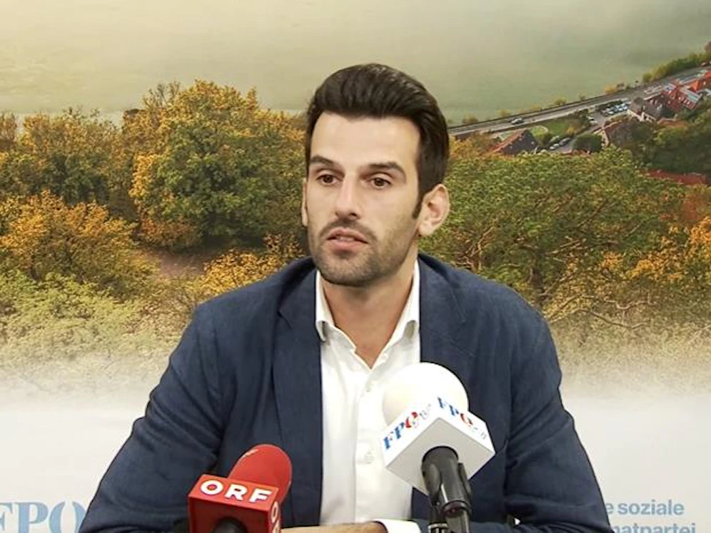 Udo Landbauer bei der Pressekonferenz.