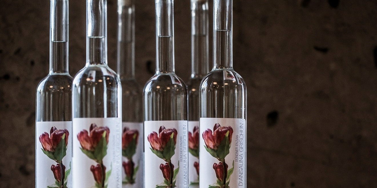 Im nostalgischen Speisewagen werden die Gäste mit je acht sorgsam selektierten Destillaten (im Bild: Danuser) und Käsesorten verköstigt.