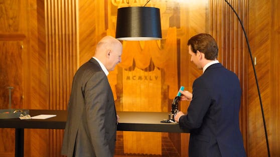 Sebastian Kurz zeigte "Heute"-Chefredakteur Christian Nusser im Jänner 2020 seine Prägemaschine.