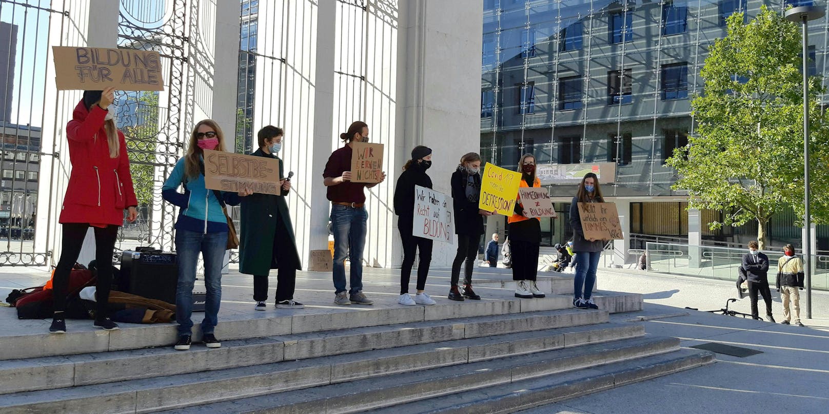 Schüler demonstrieren gegen Distance Learning.