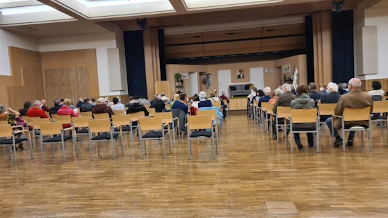 Mehr als 90 Minuten mussten viele warten.