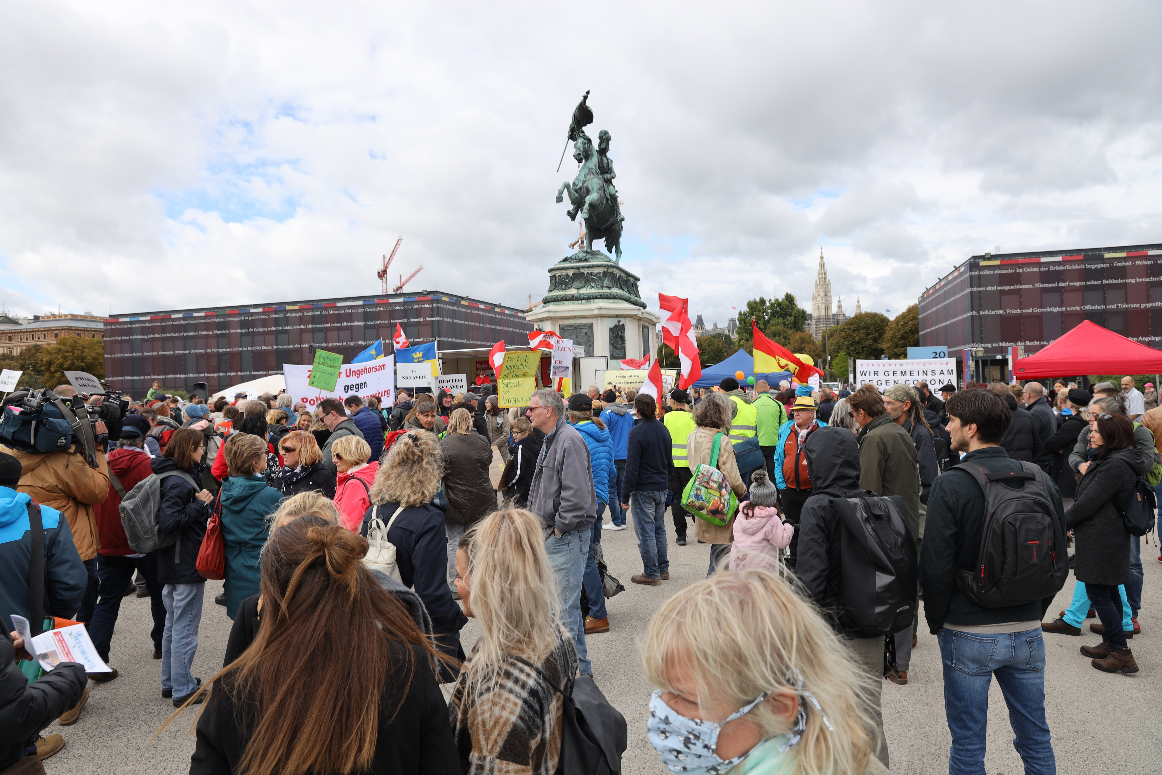 Bereits vor einigen Wochen versammelten sich Corona-Gegner auf dem Heldenplatz.