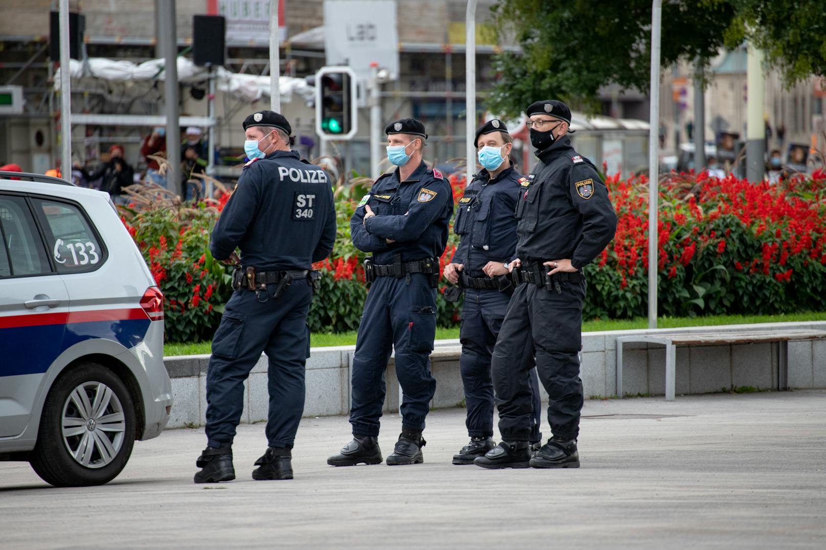 Polizei im Einsatz in Wien. Sie konnte zwei Serien-Taschendiebe fassen.